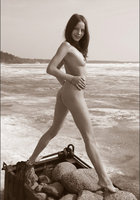 Девушка позирует на ящике с камнями 10 фото Девушка позирует на ящике с камнями 10 фото