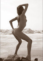 Девушка позирует на ящике с камнями 2 фото Девушка позирует на ящике с камнями 2 фото