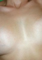 Загорелая дама с кудрявыми волосами не прикрывает прелести лежа на постели 13 фото Загорелая дама с кудрявыми волосами не прикрывает прелести лежа на постели 13 фото