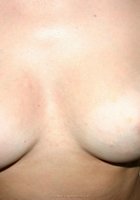 Загорелая дама с кудрявыми волосами не прикрывает прелести лежа на постели 2 фото Загорелая дама с кудрявыми волосами не прикрывает прелести лежа на постели 2 фото