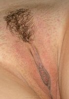 Загорелая дама с кудрявыми волосами не прикрывает прелести лежа на постели 26 фото Загорелая дама с кудрявыми волосами не прикрывает прелести лежа на постели 26 фото