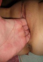 Брюнетка с большими титьками мастурбирует киску бежевой секс игрушкой 11 фото