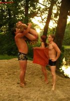 Свингеры отправились на ночное купание к реке 5 фото Свингеры отправились на ночное купание к реке 5 фото