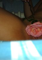 Женщина засунула розу между голых яголиц и в вагину 3 фото Женщина засунула розу между голых яголиц и в вагину 3 фото