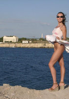 Молодая эксгибиционистка показывает вагину в публичных местах 2 фото Молодая эксгибиционистка показывает вагину в публичных местах 2 фото