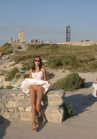 Молодая эксгибиционистка показывает вагину в публичных местах 7 фото Молодая эксгибиционистка показывает вагину в публичных местах 7 фото