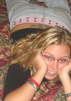 Знойная блондинка в очках показывает свои прелести дома 1 фото Знойная блондинка в очках показывает свои прелести дома 1 фото