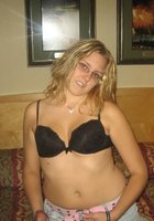 Знойная блондинка в очках показывает свои прелести дома 5 фото Знойная блондинка в очках показывает свои прелести дома 5 фото