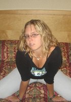 Знойная блондинка в очках показывает свои прелести дома 2 фото Знойная блондинка в очках показывает свои прелести дома 2 фото