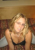 Знойная блондинка в очках показывает свои прелести дома 4 фото Знойная блондинка в очках показывает свои прелести дома 4 фото