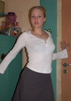 Домохозяйка на кухне снимает всю одежду 3 фото Домохозяйка на кухне снимает всю одежду 3 фото