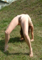 Милфа с обвисшими титьками красуется мохнаткой посреди поля 2 фото Милфа с обвисшими титьками красуется мохнаткой посреди поля 2 фото