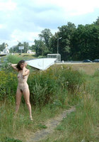 Милфа с обвисшими титьками красуется мохнаткой посреди поля 1 фото Милфа с обвисшими титьками красуется мохнаткой посреди поля 1 фото