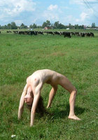 Милфа с обвисшими титьками красуется мохнаткой посреди поля 11 фото Милфа с обвисшими титьками красуется мохнаткой посреди поля 11 фото