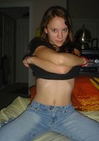 Молоденькая любовница раздевается в квартире 1 фото Молоденькая любовница раздевается в квартире 1 фото