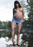 Сексуальная беременная стоит в купальнике 4 фото Сексуальная беременная стоит в купальнике 4 фото