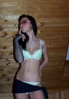 Брюнетка примеряет эротическое белье и показывает писю на чердаке 3 фото Брюнетка примеряет эротическое белье и показывает писю на чердаке 3 фото