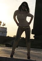 Горожанка позирует на улице и отдыхает у реки 4 фото Горожанка позирует на улице и отдыхает у реки 4 фото