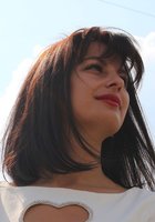 Горожанка позирует на улице и отдыхает у реки 1 фото Горожанка позирует на улице и отдыхает у реки 1 фото