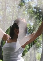 Горожанка позирует на улице и отдыхает у реки 8 фото Горожанка позирует на улице и отдыхает у реки 8 фото