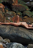 Кудрявая модель позирует на песке 6 фото Кудрявая модель позирует на песке 6 фото