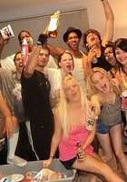 Компания студенток устроила в общежитии групповой секс 1 фото Компания студенток устроила в общежитии групповой секс 1 фото