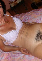 Темноволосая мамка в чулках хвастает волосатой вагиной 12 фото Темноволосая мамка в чулках хвастает волосатой вагиной 12 фото