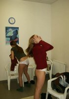 Девушка с подругой позируют голыми после бани 1 фото Девушка с подругой позируют голыми после бани 1 фото