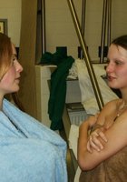 Девушка с подругой позируют голыми после бани 10 фото Девушка с подругой позируют голыми после бани 10 фото