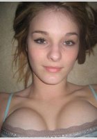 Грудастая брюнетка смотрит на себя в зеркало 7 фото Грудастая брюнетка смотрит на себя в зеркало 7 фото