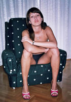 Брюнетка с большими грудями ласкает клитор сидя на кресле 3 фото Брюнетка с большими грудями ласкает клитор сидя на кресле 3 фото