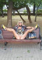 Зрелая проводница с искусственными титьками сексуально позирует на входе в вагон 20 фото Зрелая проводница с искусственными титьками сексуально позирует на входе в вагон 20 фото