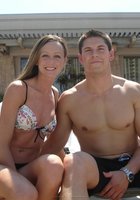 Парочка сидит в подозрительно скромной позе 3 фото Парочка сидит в подозрительно скромной позе 3 фото