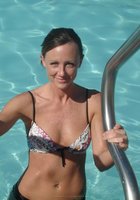 Парочка сидит в подозрительно скромной позе 5 фото Парочка сидит в подозрительно скромной позе 5 фото