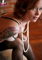 Рыжая неформалка в длинных бусах и с тату красиво раздевается 6 фото Рыжая неформалка в длинных бусах и с тату красиво раздевается 6 фото