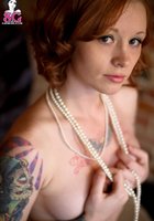 Рыжая неформалка в длинных бусах и с тату красиво раздевается 10 фото Рыжая неформалка в длинных бусах и с тату красиво раздевается 10 фото