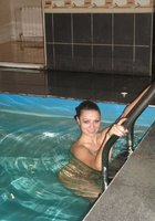 Компания девушек отдыхает в бане без одежды и купальников 3 фото