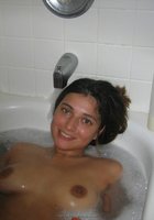 Брюнетка пошло позирует перед бойфрендом и принимает ванну 17 фото Брюнетка пошло позирует перед бойфрендом и принимает ванну 17 фото