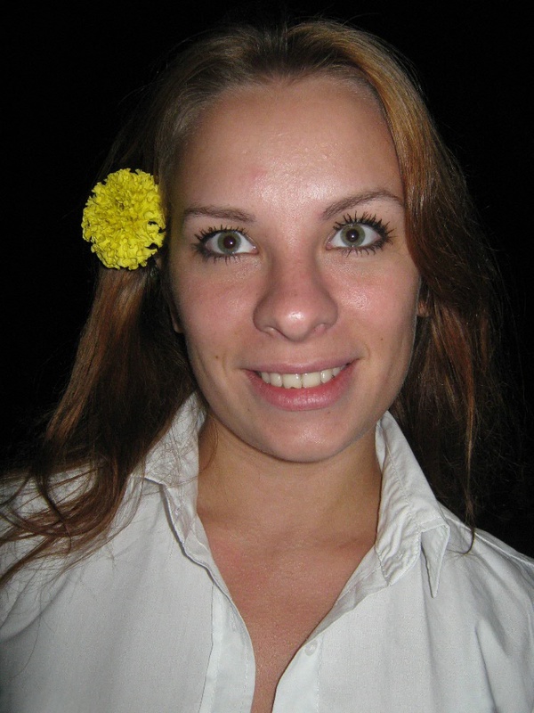 Эффектная подруга снимает верхнюю одежду и лифчик 3 фотография