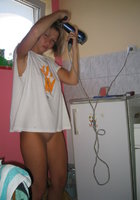 Блондинка в бирюзовых плавках на природе и дома 8 фото Блондинка в бирюзовых плавках на природе и дома 8 фото