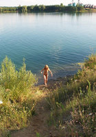 Блондинка купается в озере обнаженной 2 фото Блондинка купается в озере обнаженной 2 фото