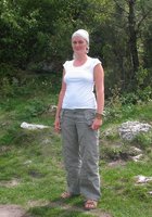 Загорелая баба с волосатой писькой разделась после отдыха во дворе 20 фото