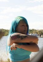 Телка с сиреневыми волосами позирует полуголой среди пальм 4 фото Телка с сиреневыми волосами позирует полуголой среди пальм 4 фото