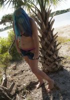 Телка с сиреневыми волосами позирует полуголой среди пальм 16 фото Телка с сиреневыми волосами позирует полуголой среди пальм 16 фото