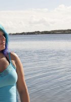 Телка с сиреневыми волосами позирует полуголой среди пальм 7 фото Телка с сиреневыми волосами позирует полуголой среди пальм 7 фото