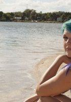 Телка с сиреневыми волосами позирует полуголой среди пальм 36 фото Телка с сиреневыми волосами позирует полуголой среди пальм 36 фото