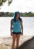 Телка с сиреневыми волосами позирует полуголой среди пальм 27 фото Телка с сиреневыми волосами позирует полуголой среди пальм 27 фото