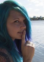 Телка с сиреневыми волосами позирует полуголой среди пальм 40 фото Телка с сиреневыми волосами позирует полуголой среди пальм 40 фото