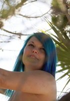 Телка с сиреневыми волосами позирует полуголой среди пальм 21 фото Телка с сиреневыми волосами позирует полуголой среди пальм 21 фото