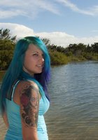 Телка с сиреневыми волосами позирует полуголой среди пальм 35 фото Телка с сиреневыми волосами позирует полуголой среди пальм 35 фото